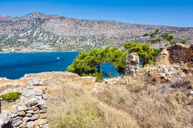 Sakin deniz manzaralı Spinalonga adası. Burada cüzzamlılar, Hansen hastalığı olan insanlar, Elounda körfezi, Girit, Yunanistan.