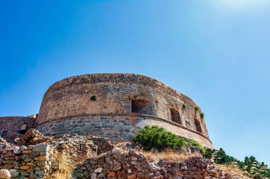 Spinalonga adasının manzarası. Burada cüzzamlılar, Hansen hastalığı olan insanlar, Elounda körfezi, Girit, Yunanistan.