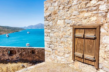Girit, Yunanistan 'ın Spinalonga adasındaki eski ev.