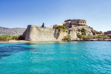 Sakin denizli Spinalonga adasının panoramik manzarası. Burada cüzzamlılar, Hansen hastalığı olan insanlar, Elounda körfezi, Girit, Yunanistan.