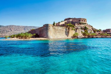 Sakin denizli Spinalonga adasının panoramik manzarası. Burada cüzzamlılar, Hansen hastalığı olan insanlar, Elounda körfezi, Girit, Yunanistan.