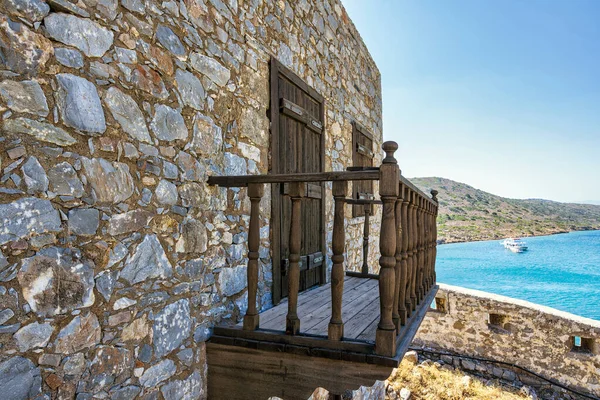 Girit, Yunanistan 'ın Spinalonga adasında balkonlu eski bir ev.