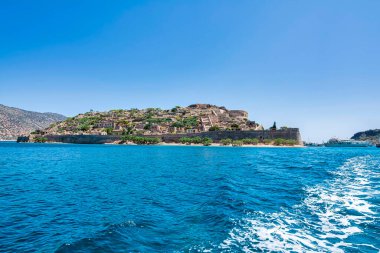 Sakin denizli Spinalonga adasının panoramik manzarası. Burada cüzzamlılar, Hansen hastalığı olan insanlar, Elounda körfezi, Girit, Yunanistan.