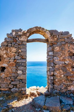 Spinalonga 'nın antik kalıntıları, güçlendirilmiş cüzzamlı kolonisi. Kale Venedikliler tarafından inşa edildi. Burada cüzzamlılar, Hansen hastalığı olan insanlar, Elounda körfezi, Girit, Yunanistan.