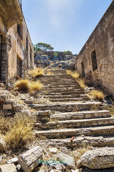Yunanistan 'ın Spinalonga adası Girit' teki merdiven ve binalar. Burada cüzzamlılar vardı, Hansen hastalığı olan insanlar..