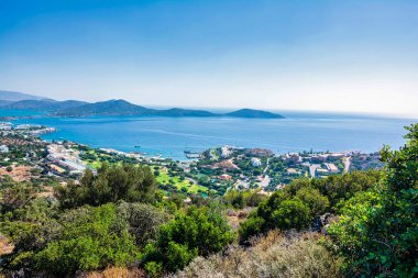 Yunanistan 'ın Girit kentindeki Elounda kasabasının panoramik manzarası. Elounda, Yunanistan 'ın Girit adasının kuzey kıyısında küçük bir kasabadır. Agios Nikolaos belediyesinin bir parçasıdır..