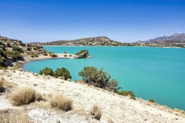 Girit, Yunanistan 'daki Bramian Gölü. Yapay Bramian Gölü 1986 yılında 30.000 dönüm Ierapetra 'nın tarım ihtiyaçlarını karşılamak için inşa edildi. Göl 1050 dönümlük bir alana ve 15 milyon metreküp kapasiteye sahiptir.