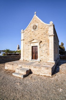 Girit 'in kuzeydoğusunda bulunan Toplou Manastırı' nda taştan bir kilise inşa edildi..