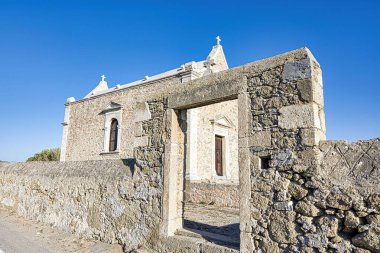 Girit 'in kuzeydoğusunda bulunan Toplou Manastırı' nda taştan bir kilise inşa edildi..