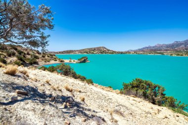 Girit, Yunanistan 'daki Bramian Gölü. Yapay Bramian Gölü 1986 yılında 30.000 dönüm Ierapetra 'nın tarım ihtiyaçlarını karşılamak için inşa edildi. Göl 1050 dönümlük bir alana ve 15 milyon metreküp kapasiteye sahiptir.