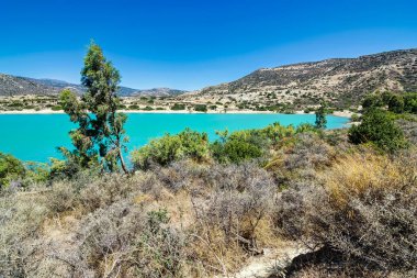 Girit, Yunanistan 'daki Bramian Gölü. Yapay Bramian Gölü 1986 yılında 30.000 dönüm Ierapetra 'nın tarım ihtiyaçlarını karşılamak için inşa edildi. Göl 1050 dönümlük bir alana ve 15 milyon metreküp kapasiteye sahiptir.