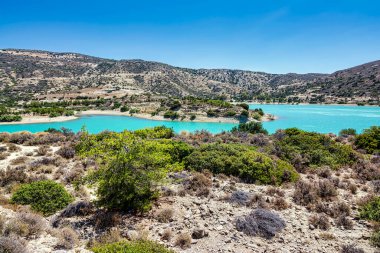 Girit, Yunanistan 'daki Bramian Gölü. Yapay Bramian Gölü 1986 yılında 30.000 dönüm Ierapetra 'nın tarım ihtiyaçlarını karşılamak için inşa edildi. Göl 1050 dönümlük bir alana ve 15 milyon metreküp kapasiteye sahiptir.