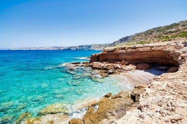 Doğu Girit 'te Sitia' nın yanındaki ıssız kayalık plajda. Yunanistan.