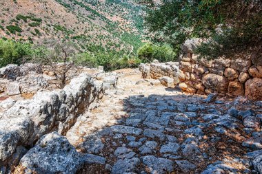 Girit, Kritsa yakınlarındaki antik Yunan şehri Lato 'nun kalıntıları. Lato, klasik Helenistik dönemin en iyi korunmuş şehri olarak kabul edilen Girit 'in en önemli şehir devletlerinden biriydi. Stratejik olarak iki tepenin arasında inşa edilmiş.