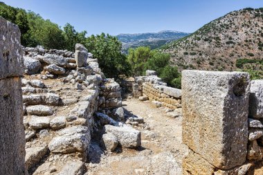 Girit, Kritsa yakınlarındaki antik Yunan şehri Lato 'nun kalıntıları. Lato, klasik Helenistik dönemin en iyi korunmuş şehri olarak kabul edilen Girit 'in en önemli şehir devletlerinden biriydi. Stratejik olarak iki tepenin arasında inşa edilmiş.