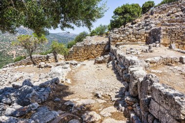Girit, Kritsa yakınlarındaki antik Yunan şehri Lato 'nun kalıntıları. Lato, klasik Helenistik dönemin en iyi korunmuş şehri olarak kabul edilen Girit 'in en önemli şehir devletlerinden biriydi. Stratejik olarak iki tepenin arasında inşa edilmiş.