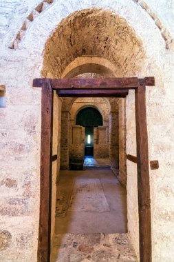 Yunanistan 'ın Moreloponnese kentindeki Andromonastiro manastır kompleksinin ana kilisesinin girişi. Tahkimatları ve savunma kuleleri olan bir manastır kompleksi. Yüzyılı aşkın bir süredir terk edilmiş ama yakın zamanda yenilenmiş..