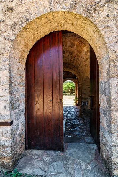 Yunanistan 'ın Moreloponnese kentindeki Andromonastiro manastırına giriş. Tahkimatları ve savunma kuleleri olan bir manastır kompleksi. Yüzyılı aşkın bir süredir terk edilmiş ama yakın zamanda yenilenmiş..