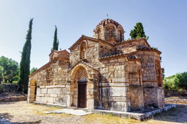 Samarina 'nın Zoodochos Pigi tapınağı. Tüm Mora 'nın en güzel ve iyi korunmuş Bizans anıtlarından biridir. Tapınak 12. yüzyılda inşa edildi ve mevcut versiyonuna göre, kilise... 