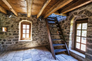 Yunanistan, Moreloponnese 'deki Andromonastiro manastırı kompleksinin içinde. Tahkimatları ve savunma kuleleri olan bir manastır kompleksi. Yüzyılı aşkın bir süredir terk edilmiş ama yakın zamanda yenilenmiş..