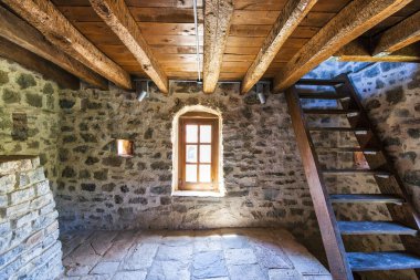 Yunanistan, Moreloponnese 'deki Andromonastiro manastırı kompleksinin içinde. Tahkimatları ve savunma kuleleri olan bir manastır kompleksi. Yüzyılı aşkın bir süredir terk edilmiş ama yakın zamanda yenilenmiş..