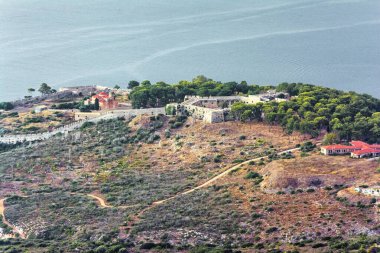 Messenia ilinin göbeğindeki ikonik ortaçağ Pylos şatosunun manzarası, Moreloponnese, Yunanistan.