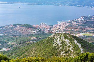 Messinia ili, Moreloponnese, Yunanistan 'ın göbeğindeki ikonik ortaçağ şatosu ve Pylos köyünün manzarası.