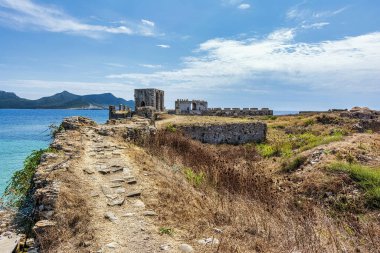 Methoni Kalesi 'nin panoramik manzaralı deniz manzarası Yunanistan' ın Messinia Peloponnese kentindeki Methoni liman kasabasında ortaçağ takviyesi.