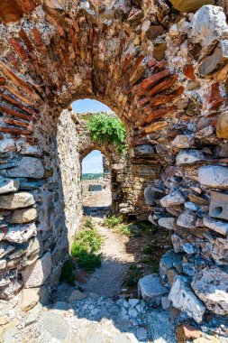 Güzel bir yaz gününde Methoni Kalesi manzarası, Messinia, Yunanistan.