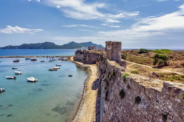 Küstenlandschaft Mit Panoramablick Auf Die Burg Methoni Eine Mittelalterliche Festung Stockbild
