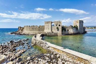 Methoni 'deki Venedik kalesinin manzarası. Methoni Kalesi, Yunanistan 'ın güneybatısındaki Messenia' nın liman kenti Methoni 'de bulunan bir ortaçağ kalesidir..