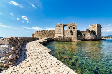 Methoni 'deki Venedik kalesinin manzarası. Methoni Kalesi, Yunanistan 'ın güneybatısındaki Messenia' nın liman kenti Methoni 'de bulunan bir ortaçağ kalesidir..