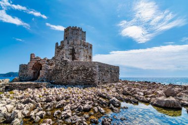 Mora, Messenia, Yunanistan 'daki Venedik Methoni Kalesi' nin Bourtzi 'si..