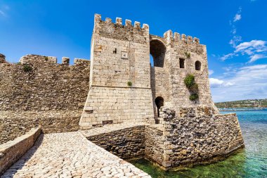 Methoni 'deki Venedik kalesinin manzarası. Methoni Kalesi, Yunanistan 'ın güneybatısındaki Messenia' nın liman kenti Methoni 'de bulunan bir ortaçağ kalesidir..