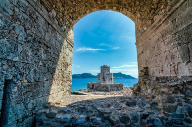 Mora, Messenia, Yunanistan 'daki Venedik Methoni Kalesi' nin Bourtzi 'si..