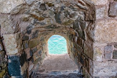 Güzel bir yaz gününde Methoni Kalesi manzarası, Messinia, Yunanistan.