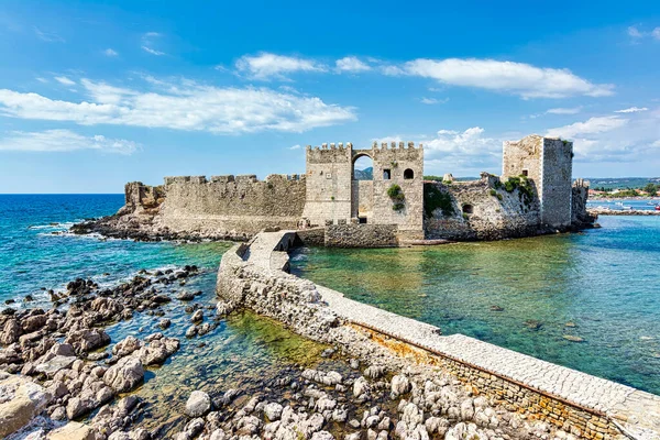Methoni 'deki Venedik kalesinin manzarası. Methoni Kalesi, Yunanistan 'ın güneybatısındaki Messenia' nın liman kenti Methoni 'de bulunan bir ortaçağ kalesidir..
