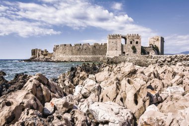 Methoni 'deki Venedik kalesinin manzarası. Methoni Kalesi, Yunanistan 'ın güneybatısındaki Messenia' nın liman kenti Methoni 'de bulunan bir ortaçağ kalesidir..