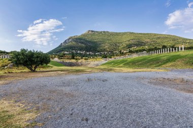 Antik Yunan Stadyumu Yunanistan 'ın Messini şehrinde. Antik Messini MÖ 371 yılında Theban generali Epaminondas 'ın Leuctra Savaşı' nda Sparta 'yı yenerek Messinialıları neredeyse 350 yıllık Spartalı yönetiminden kurtarmasından sonra kuruldu..