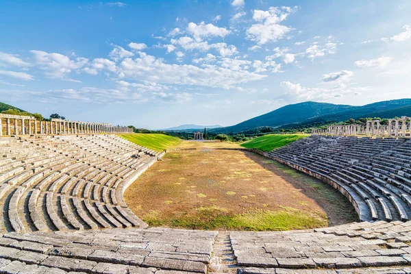 Antik Yunan Stadyumu Yunanistan 'ın Messini şehrinde. Antik Messini MÖ 371 yılında Theban generali Epaminondas 'ın Leuctra Savaşı' nda Sparta 'yı yenerek Messinialıları neredeyse 350 yıllık Spartalı yönetiminden kurtarmasından sonra kuruldu..