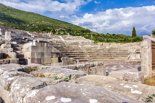 Antik Messene, Messinia Bölgesi, Moreloponnese, Yunanistan 'da tiyatroya benzer bir yapı. Antik Messini MÖ 371 yılında Theban generali Epaminondas 'ın Leuctra Savaşı' nda Sparta 'yı yenerek Messinialıları neredeyse 350 yıldan kurtarmasından sonra kuruldu. 