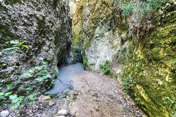 Sulu Peristeria Gorge, Moreloponnese, Yunanistan. Aynı zamanda sarkıtlı vadi olarak da bilinir. Dibindeki sarkıt mağaralardan dolayı bu vadi Raches köyünün yakınlarında yer almaktadır..