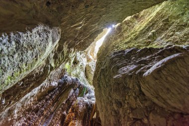 Sulu Peristeria Gorge, Moreloponnese, Yunanistan. Aynı zamanda sarkıtlı vadi olarak da bilinir. Dibindeki sarkıt mağaralardan dolayı bu vadi Raches köyünün yakınlarında yer almaktadır..