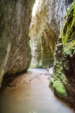 Sulu Peristeria Gorge, Moreloponnese, Yunanistan. Aynı zamanda sarkıtlı vadi olarak da bilinir. Dibindeki sarkıt mağaralardan dolayı bu vadi Raches köyünün yakınlarında yer almaktadır..
