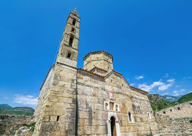 Kardamili eski şehir, Messenia, Yunanistan. Eski Kardamili, Messenia Peloponnese Yunanistan 'da 18. yüzyıldan kalma güzel bir kilise etrafında toplanmış terk edilmiş küçük bir kule koleksiyonu..