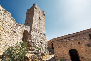 Kardamili eski şehir, Messenia, Yunanistan. Eski Kardamili, Messenia Peloponnese Yunanistan 'da 18. yüzyıldan kalma güzel bir kilise etrafında toplanmış terk edilmiş küçük bir kule koleksiyonu..