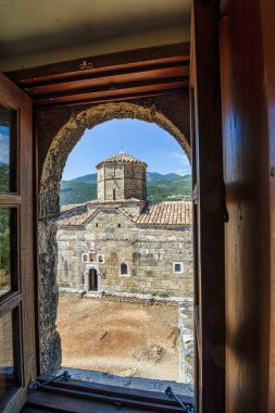 Kardamili eski şehir, Messenia, Yunanistan. Eski Kardamili, Messenia Peloponnese Yunanistan 'da 18. yüzyıldan kalma güzel bir kilise etrafında toplanmış terk edilmiş küçük bir kule koleksiyonu..