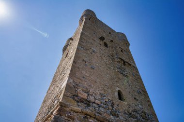 Kardamili eski şehir, Messenia, Yunanistan. Eski Kardamili, Messenia Peloponnese Yunanistan 'da 18. yüzyıldan kalma güzel bir kilise etrafında toplanmış terk edilmiş küçük bir kule koleksiyonu..