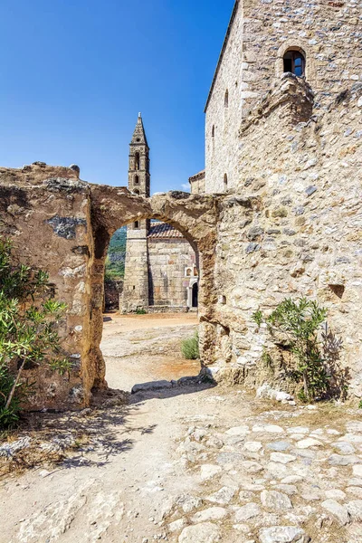 Kardamili eski şehir, Messenia, Yunanistan. Eski Kardamili, Messenia Peloponnese Yunanistan 'da 18. yüzyıldan kalma güzel bir kilise etrafında toplanmış terk edilmiş küçük bir kule koleksiyonu..