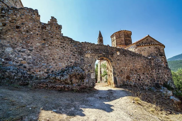 希腊Messenia的Kardamili古城 旧凯达米利是希腊梅塞尼亚伯罗奔尼撒一座建于18世纪的漂亮教堂周围的一座废弃的坚固塔楼的小藏品 免版税图库照片